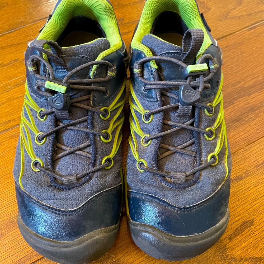 Keen Hiking Shoes. Big Kids Size 3. Water proof.